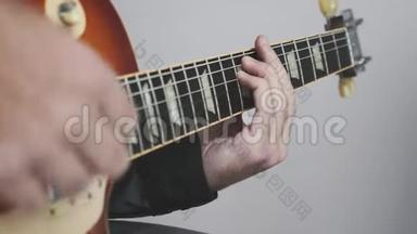 人手弹电吉他或声吉他.. 用吉他演奏摇滚和布鲁斯和弦。 手，手指放在吉他上